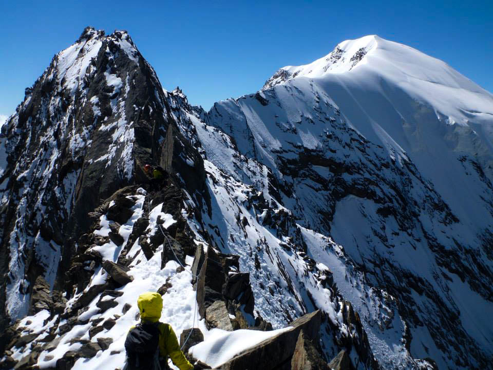 Til alpinklatring er en lang slynge rundt om et klippehorn en oplagt sikringsmulighed. Foto: Emil Meade. 