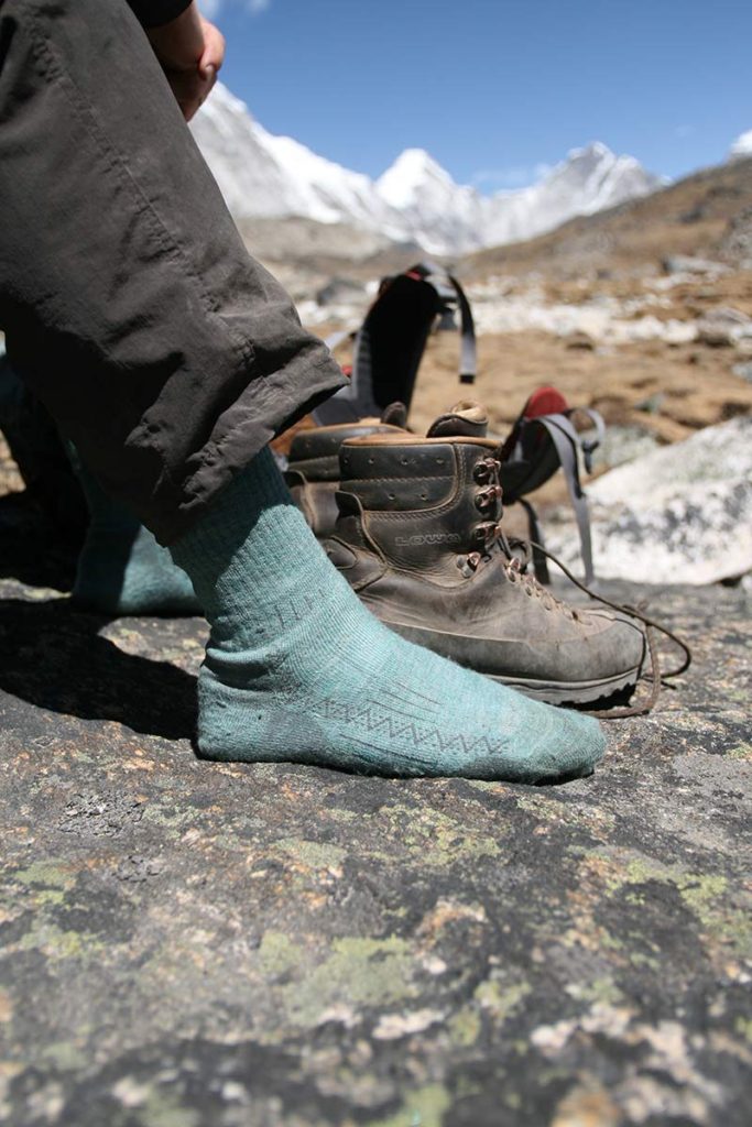 Uanset hvor godt støvlen sidder, kan fødderne have brug for lidt luft og en pause. På vej til Everest Base Camp. Foto: Frank Wiwe.