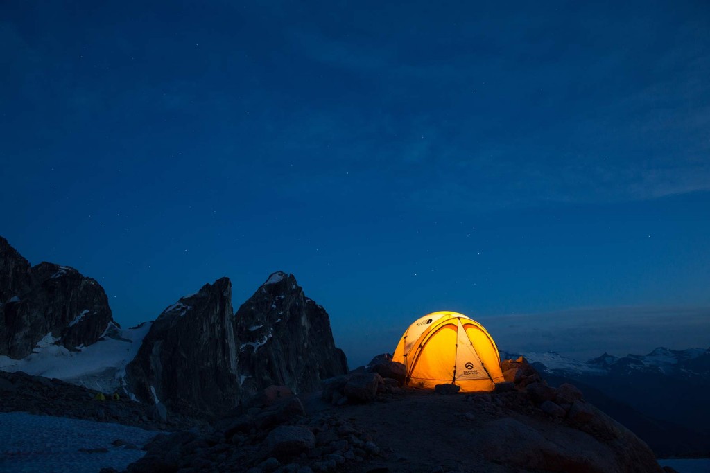 The North Face VE 25 på en udsat plet højt oppe i bjergene.