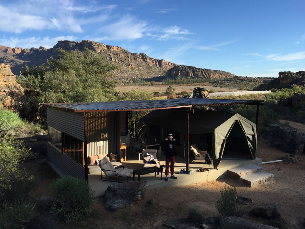 Vores Luxus Safari Tent. Glamping (Glamorous Camping) at its best. Man kan ikke føle sig tættere med naturen, men bor stadigvæk lige som ind en lejlighed (med udendørs badevand).