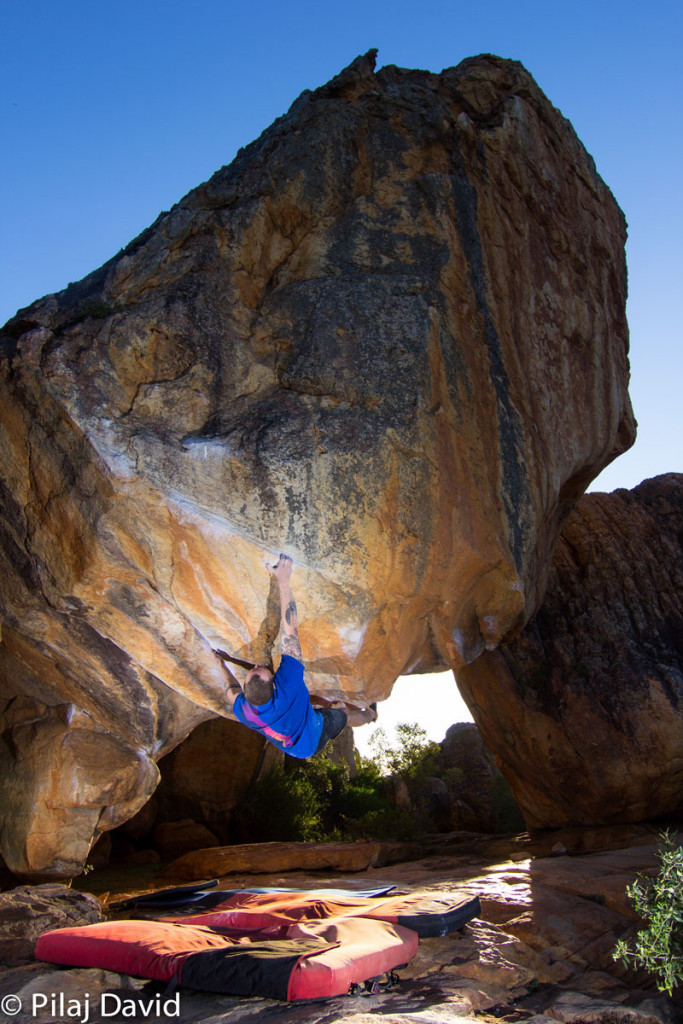 Black Shadow, bouldering kan ikke blive meget bedre end det her. En perfekt blanding af svære bevægelser, god kvalitet og en linje som søger sin ligemand. At stå på toppen af blokken efter man har klatret sit projekt er den bedste følelse man kan få i bouldering.