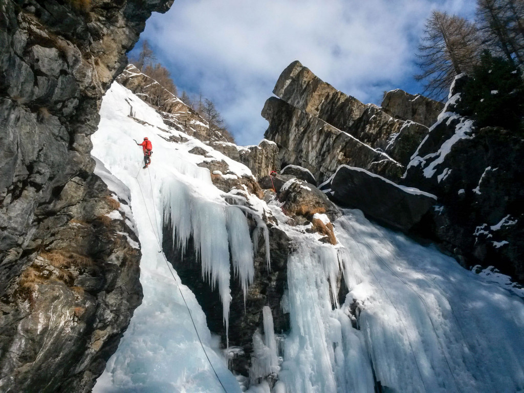 Emil på Cascade de Lillaz. Foto: Mathias Pape.