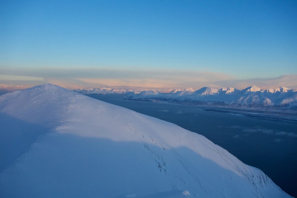 Ullstinden med Lyngsalperne i baggrunden. Foto: Eimund Bakke