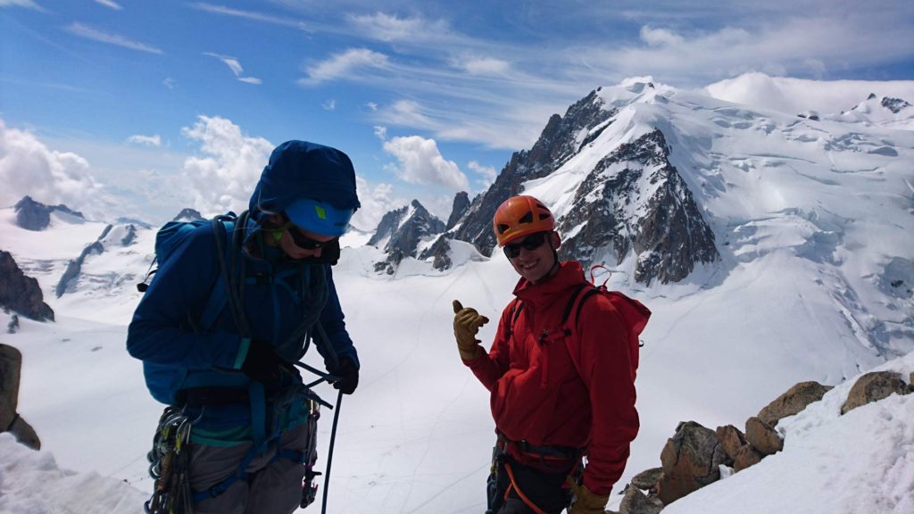 Ved starten af Arête des Cosmiques. Tacul-trekanten på Mont Blanc du Tacul i baggrunden. Foto: Mathias Pape