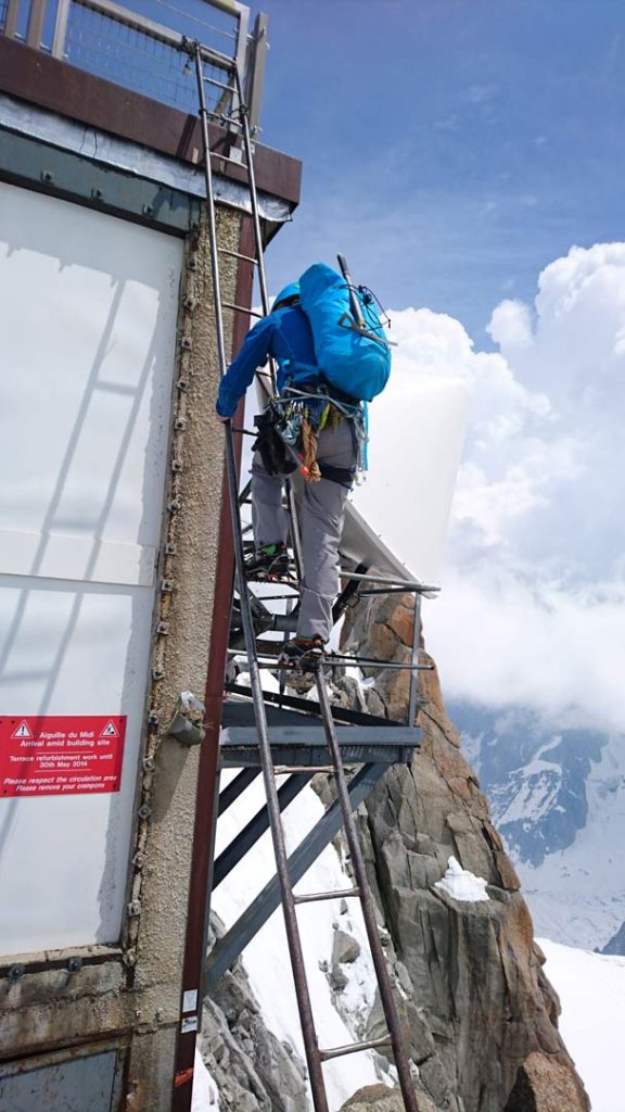 Den lille metalstige, der udgør de sidste par meter af turen tilbage til liftstationen på Aiguille du Midi. Foto: Mathias Pape.
