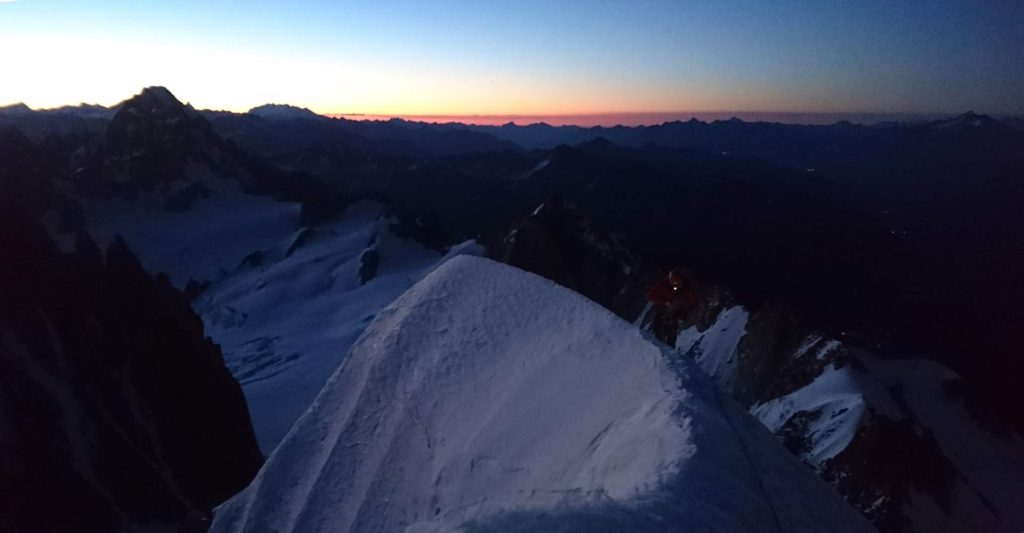 På vej op ad Arête Kuffner mens solen står op. Foto: Mathias Pape.