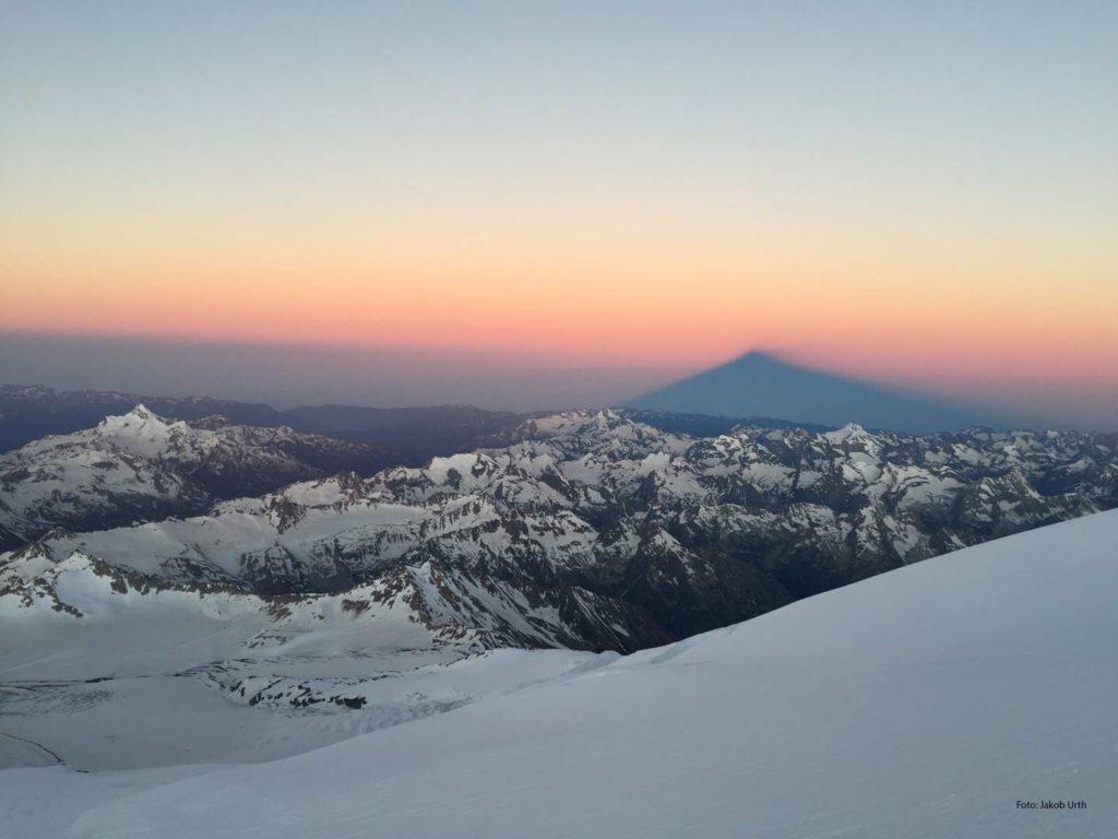 Elbrus kaster skygge over det omkringliggende bjerglandskab. Foto: Jakob Urth.