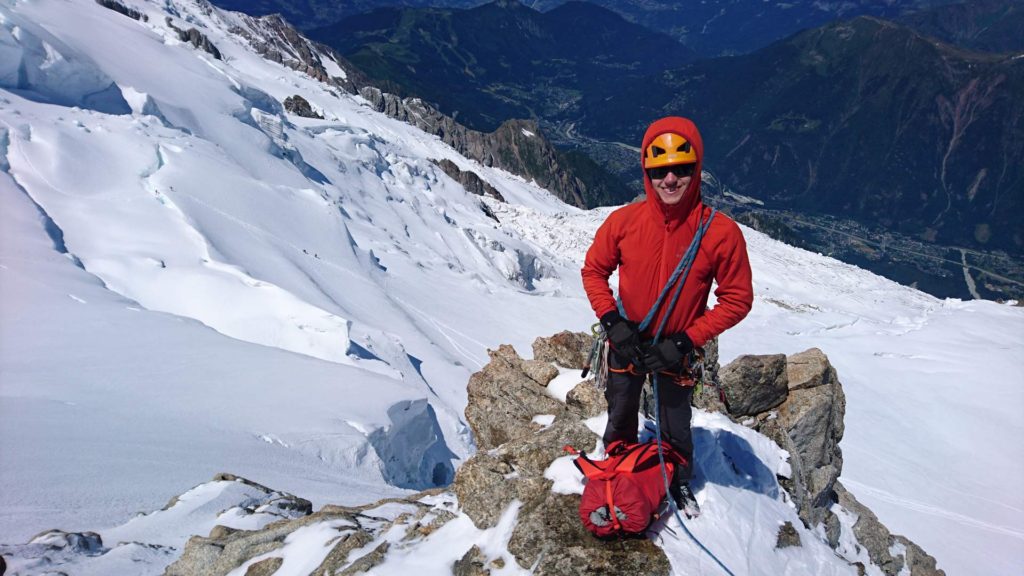 Emil fra Friluftsland København og hans Scarpa Rebel Pro på toppen af den klassiske isrute Couloir Chéré på Mont Blanc du Tacul. Foto: Mathias Pape.
