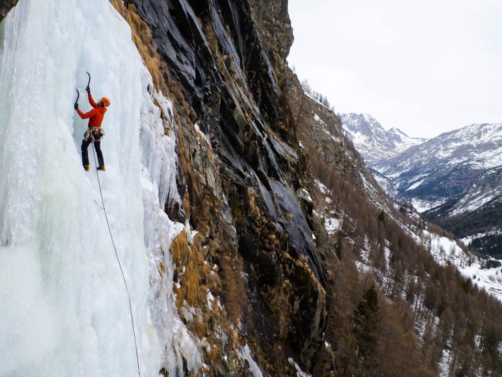 Emil og hans Scarpa Rebel Pro klatrer is i Cogne, Italien. Foto: Mathias Pape.