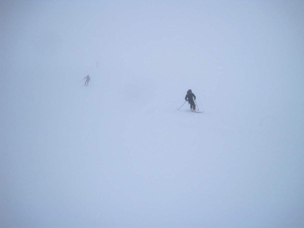 Dårligt sigt de første par hundrede meter af nedkørslen. Foto: Rasmus B. Munk.