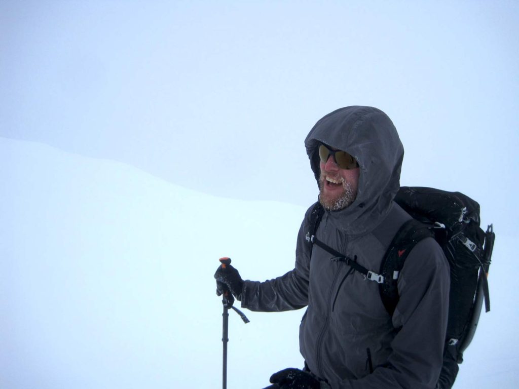 Tæt på toppen. Skavlen langs topryggen, som vi navigerede efter, kan skimtes i baggrunden som et skift i de hvide nuancer. Foto: Rasmus B. Munk