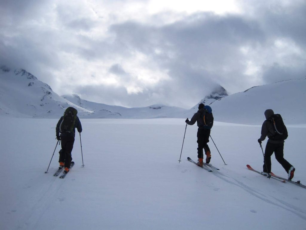 Tilbage i Visdalen kome fellerne på, og vi begav os langs den kvistede løjpe det sidste stykke mod Leirvassbu. Foto: Rasmus B. Munk