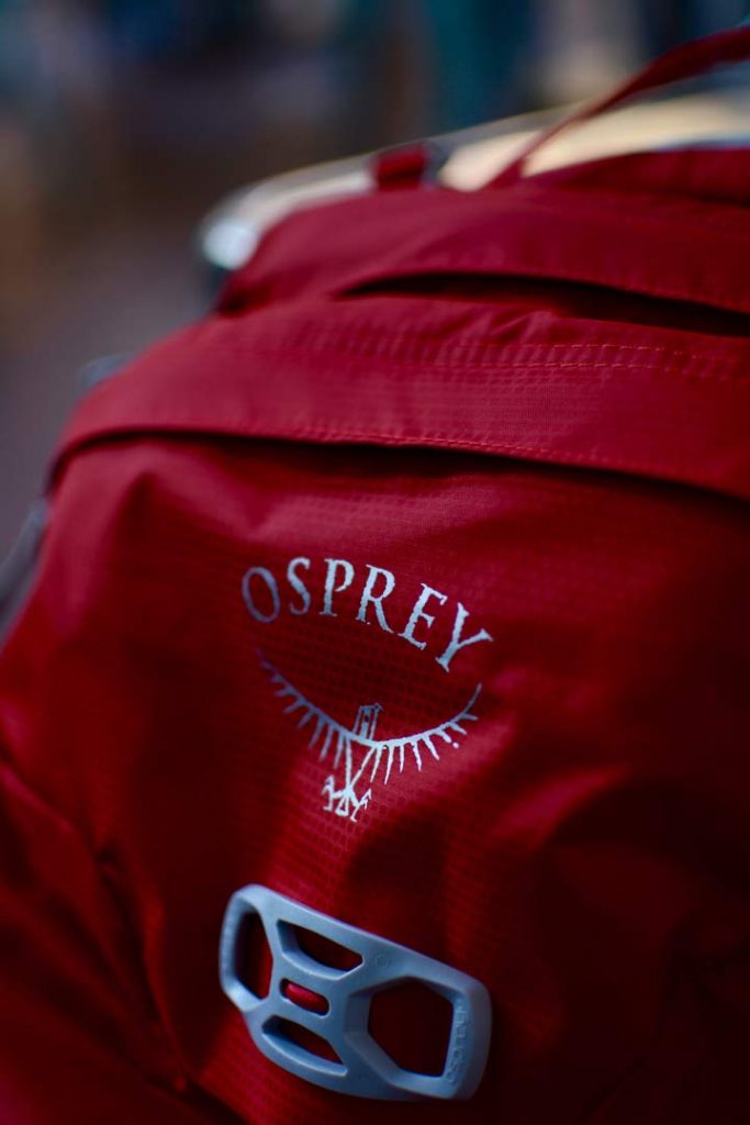 Osprey-logoet, der begyndte at skalle af på testmodellen. En mindre detalje, der burde være løst på de nye rygsække. Foto: August Wennerwald.