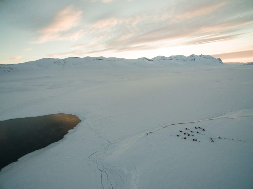 Dronefoto. Det eneste flydende vand, vi så. Åbenbart et meget strømfyldt stykke som meget sjældent fryser til. Foto: Kenneth Jensen.