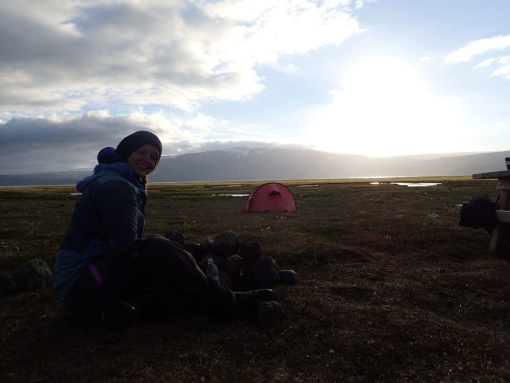 Aline og hendes Hilleberg Nammatj 3GT ved Hveravellir, Island. Foto: Aline Boer.