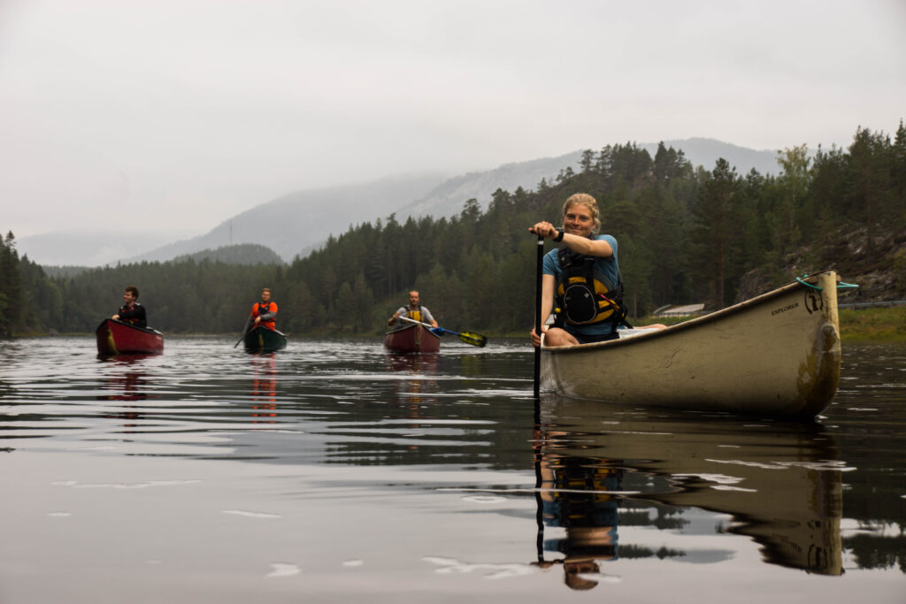 Et godt og behageligt baselayer er udgangspunktet for stort set alle friluftsaktiviteter, uanset om det er vandring, ski eller - som her - kajakroning i Norge. Foto: Rasmus Nordman