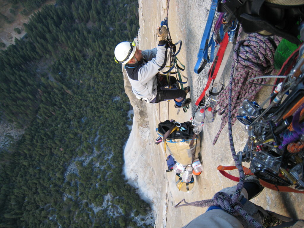 Uanset om du hænger på en klippeskrænt i Yosemite eller er på vej i skoven derhjemme, kan der være behov for lidt ekstra varme på de kølige dage. Foto: Lars Svenson & Sten Nørkjær