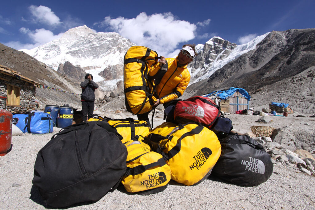 Duffelbaggen kendetegnes ved det simple design og den stærke konstruktion, der gør, at den stadig i dag er populær til ture, hvor den skal kunne holde til hårde strabadser. Her ses den velkendte Base Camp Duffel fra The North Face.
