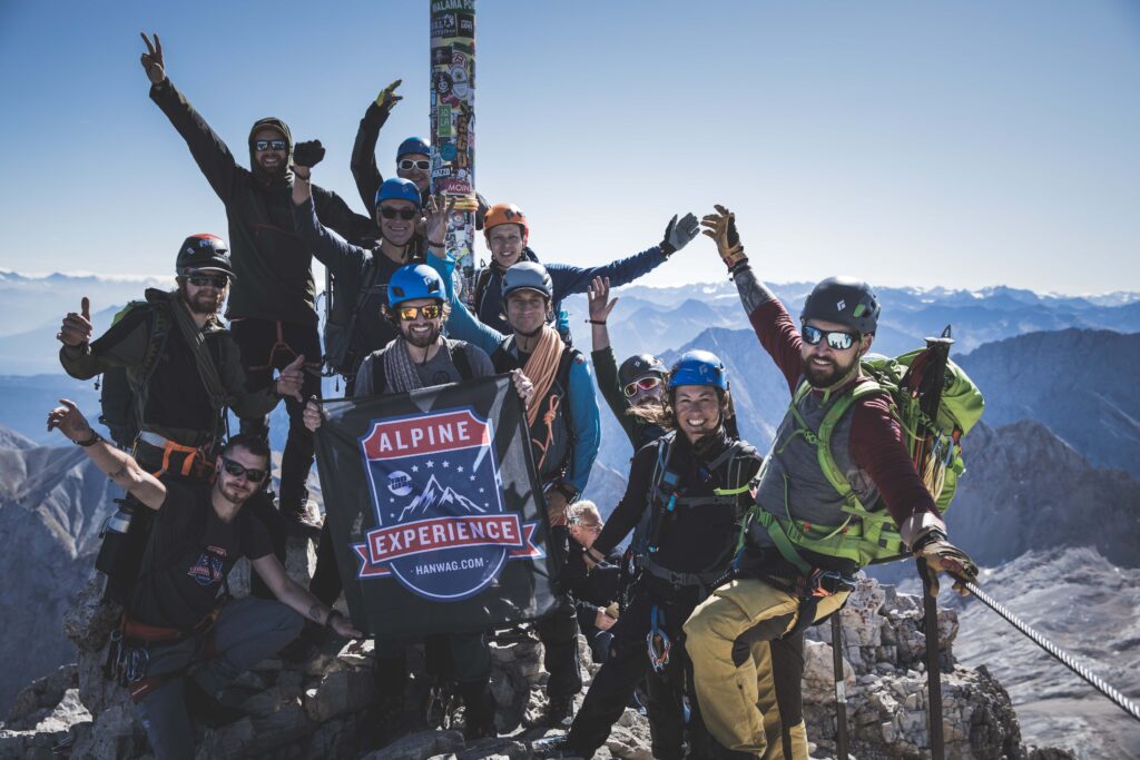 Lars Merulla og resten af Hanwag Alpine Experience-holdet på toppen af Zugspitze.