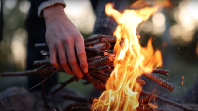 Video | Sådan tænder du et godt bål
